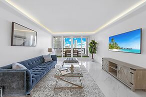 Chic Bayfront Condo With Stunning View