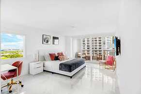 Chic Bayfront Condo With Stunning View