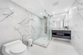 Chic Bayfront Condo With Stunning View