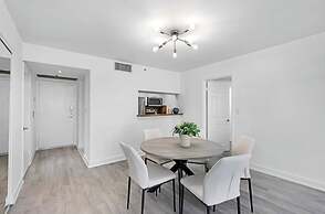 Chic Bayfront Condo With Stunning View