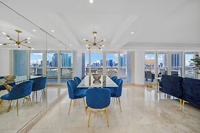 Chic Bayfront Condo With Stunning View