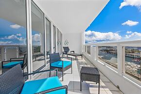 Chic Bayfront Condo With Stunning View