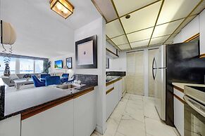 Chic Bayfront Condo With Stunning View