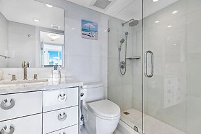 Chic Bayfront Condo With Stunning View