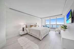 Chic Bayfront Condo With Stunning View