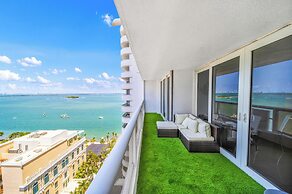 Chic Bayfront Condo With Stunning View