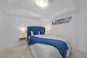 Chic Bayfront Condo With Stunning View