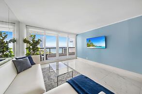 Chic Bayfront Condo With Stunning View