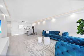 Chic Bayfront Condo With Stunning View