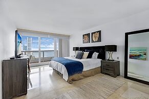 Chic Bayfront Condo With Stunning View