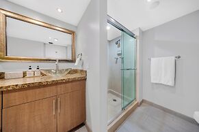 Chic Bayfront Condo With Stunning View