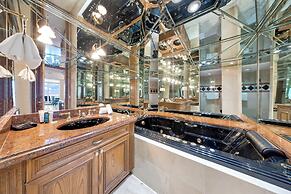 Chic Bayfront Condo With Stunning View