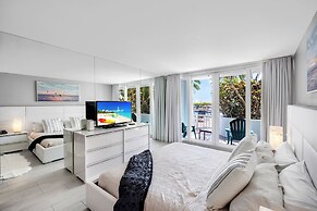 Chic Bayfront Condo With Stunning View