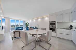 Chic Bayfront Condo With Stunning View