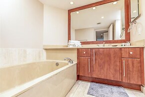 Chic Bayfront Condo With Stunning View