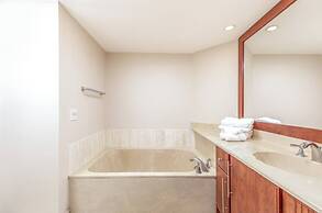 Chic Bayfront Condo With Stunning View