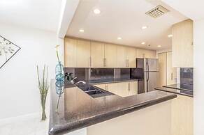 Chic Bayfront Condo With Stunning View
