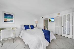 Chic Bayfront Condo With Stunning View