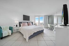 Chic Bayfront Condo With Stunning View