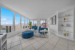 Chic Bayfront Condo With Stunning View