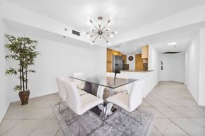 Chic Bayfront Condo With Stunning View