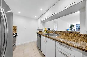 Chic Bayfront Condo With Stunning View