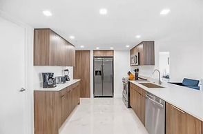 Chic Bayfront Condo With Stunning View