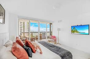 Chic Bayfront Condo With Stunning View