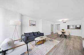 Chic Bayfront Condo With Stunning View