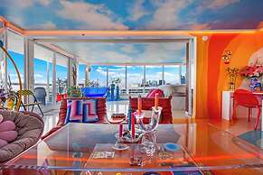 Chic Bayfront Condo With Stunning View