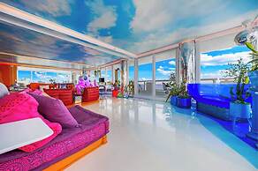 Chic Bayfront Condo With Stunning View