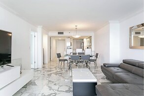 Chic Bayfront Condo With Stunning View