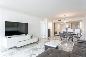 Chic Bayfront Condo With Stunning View