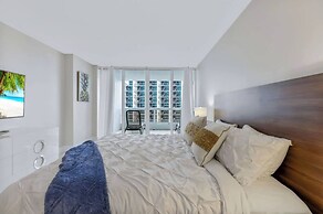 Chic Bayfront Condo With Stunning View