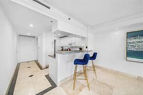 Chic Bayfront Condo With Stunning View