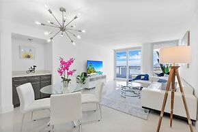 Chic Bayfront Condo With Stunning View