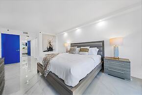 Chic Bayfront Condo With Stunning View