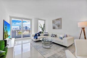 Chic Bayfront Condo With Stunning View