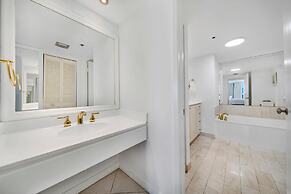 Chic Bayfront Condo With Stunning View