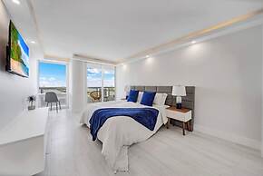 Chic Bayfront Condo With Stunning View