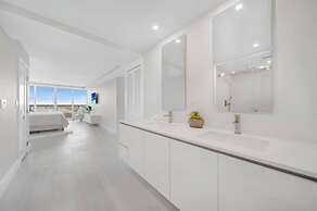 Chic Bayfront Condo With Stunning View