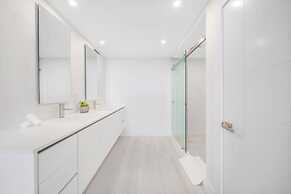 Chic Bayfront Condo With Stunning View