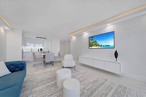 Chic Bayfront Condo With Stunning View