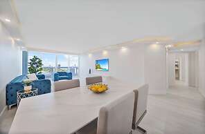 Chic Bayfront Condo With Stunning View