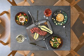 Praxitelous Luxury Suites