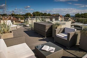 Sky and Sea Apartment by Renters