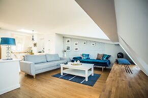 Sky and Sea Apartment by Renters