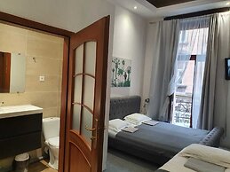 AMEN Aparthotel Curie 8