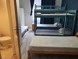 AMEN Aparthotel Curie 8