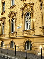 AMEN Aparthotel Curie 8